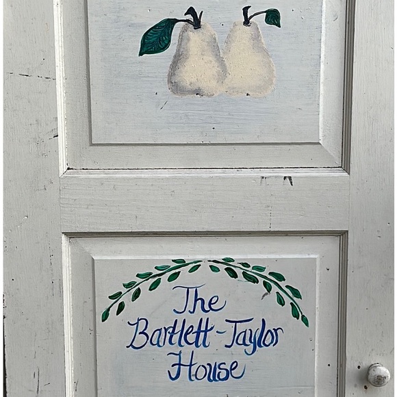 Meet your Poshers, Aaryn & Amber - Picture 1 of 1